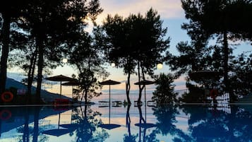 AuĂenpool, Sonnenschirme, LiegestĂŒhle