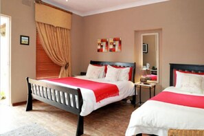 Chambre triple (1) | Minibar, bureau, système d’insonorisation, fer et planche à repasser