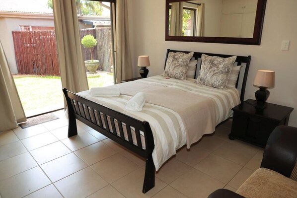 Quarto casal standard (2) | Frigobar, escrivaninha, quartos à prova de som