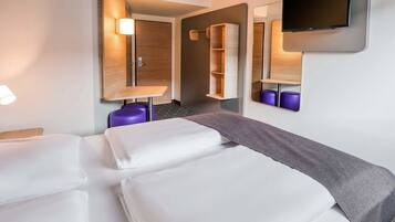 Escritorio, sistema de insonorización, wifi gratis y ropa de cama