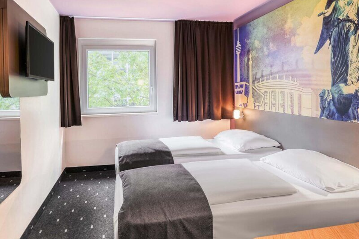 Twin Room | Desk, soundproofing, WiFi (free), bed sheets