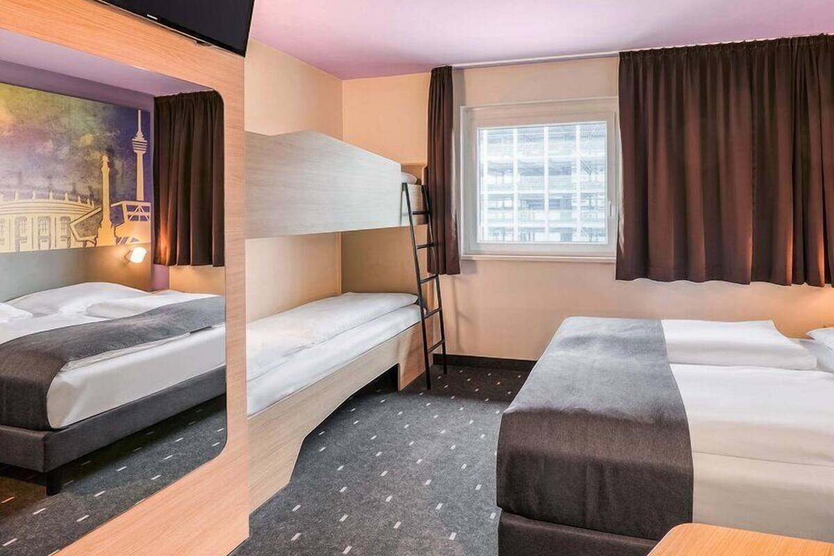 Habitación cuádruple | Escritorio, sistema de insonorización, wifi gratis y ropa de cama
