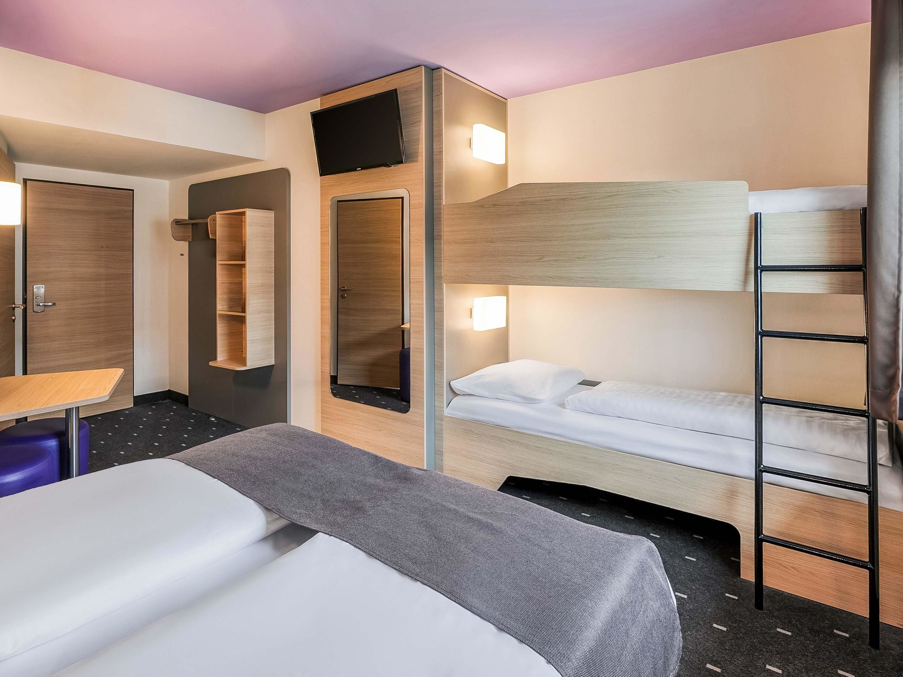 Quadruple Room | Desk, soundproofing, WiFi (free), bed sheets