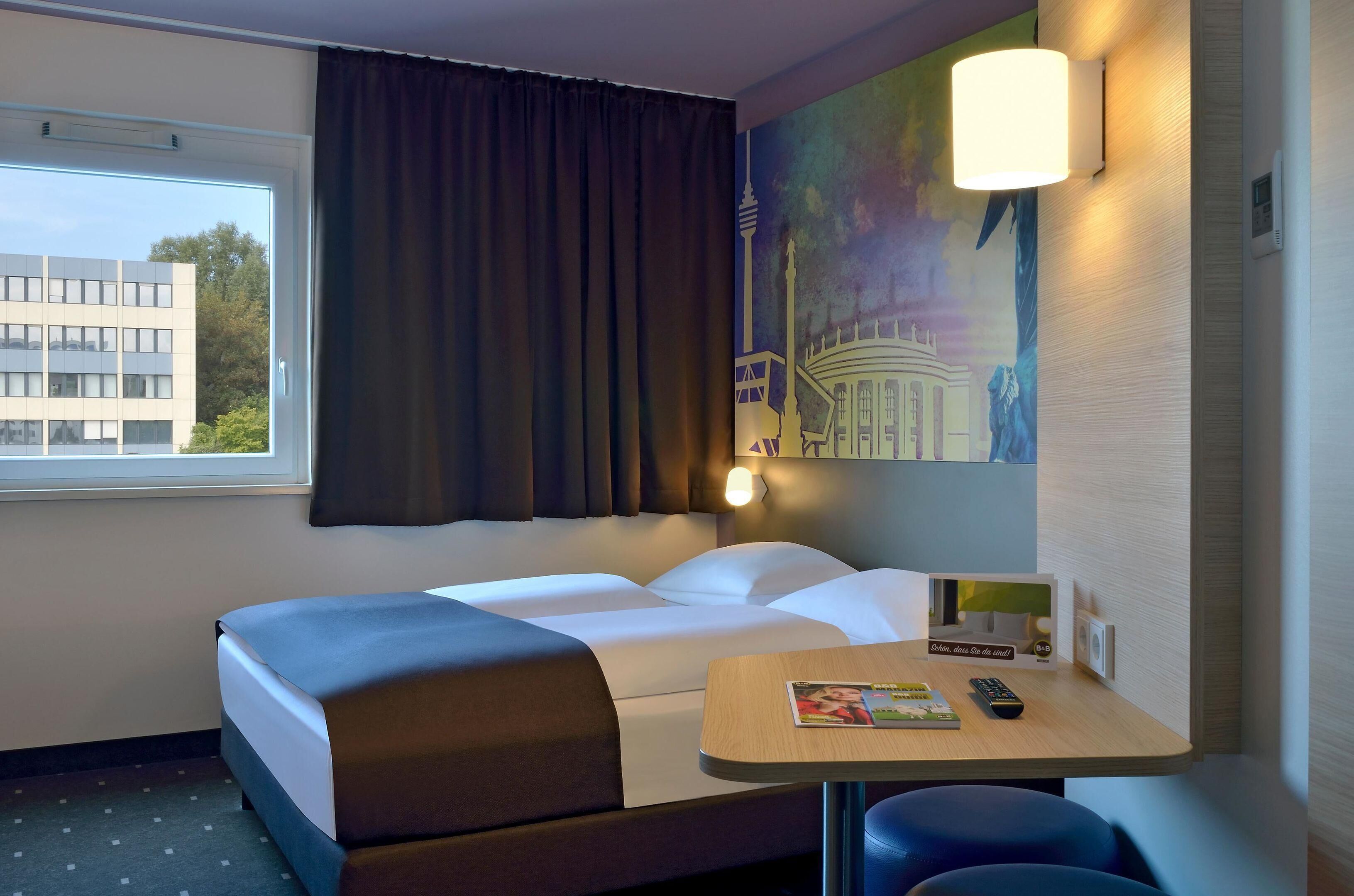 Desk, soundproofing, free WiFi, bed sheets