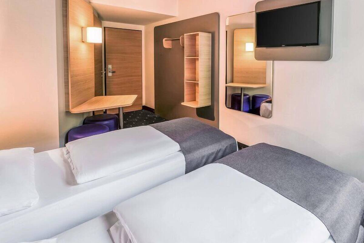 Habitación con 2 camas individuales | Escritorio, sistema de insonorización, wifi gratis y ropa de cama