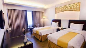 Minibar, brankas, internet, dan jam alarm