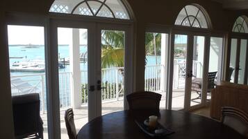 Luxury Villa, 3 Bedrooms, Balcony, Ocean View | Makan dalam bilik