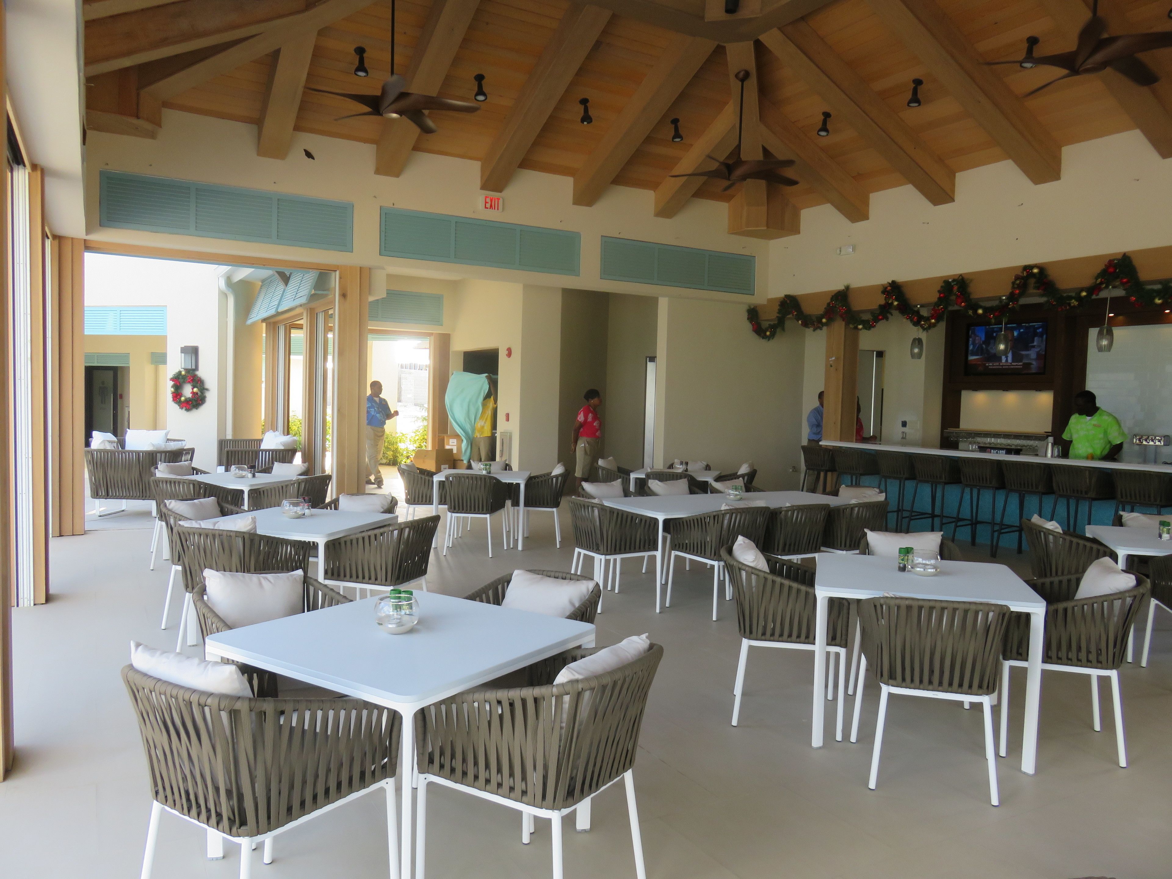 Phục vụ bữa trưa và bữa tối, món ăn kiểu Mỹ 