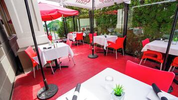 Breakfast, lunch, dinner served; international cuisine