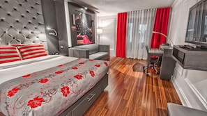 Habitación, varias camas | 1 habitación, caja de seguridad en la habitación y escritorio