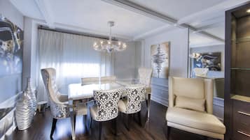 White Premium Suite, 1 King Bed and 1 Queen Murphy Bed | Dining room