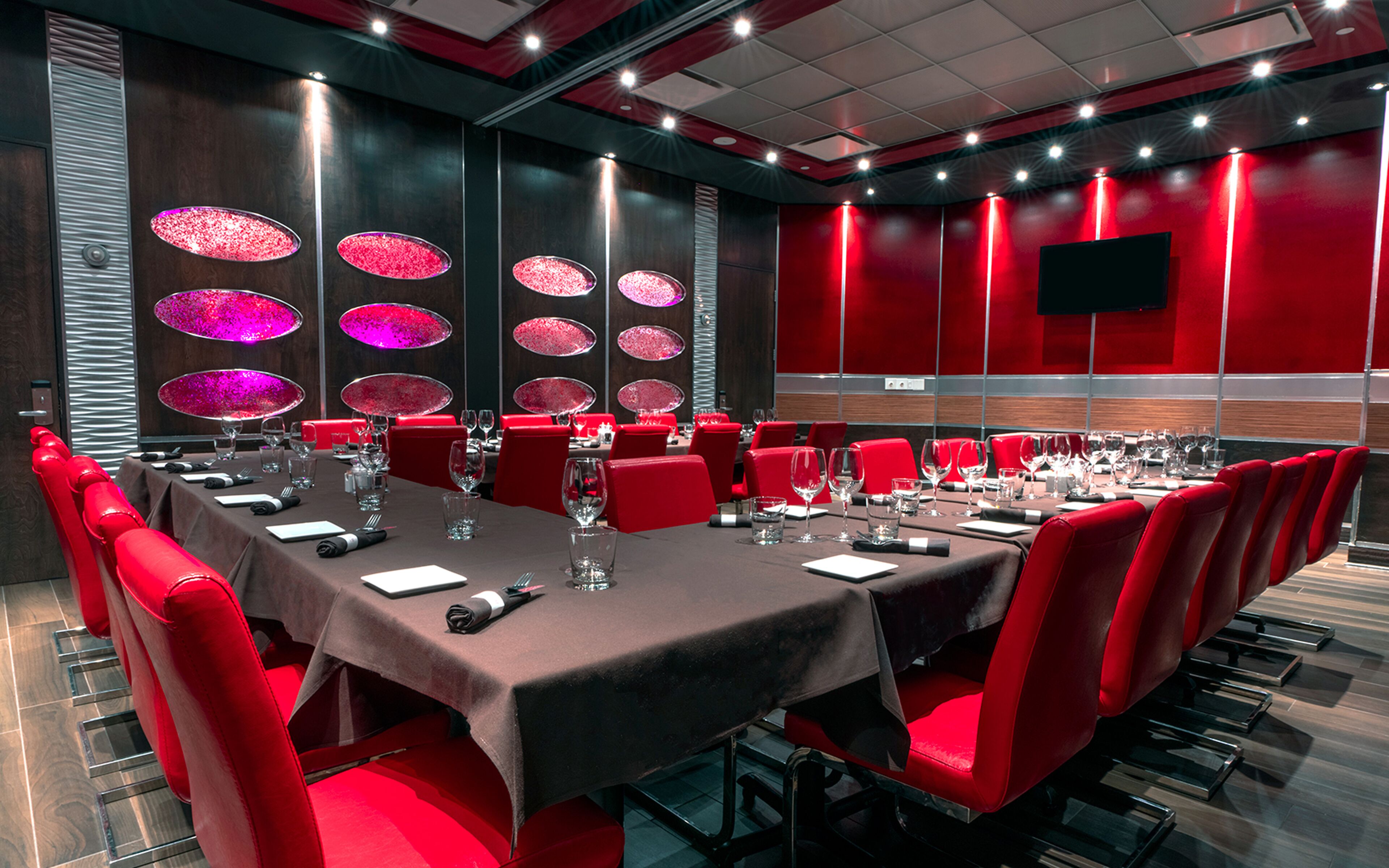 breakfast, lunch, dinner served; international cuisine