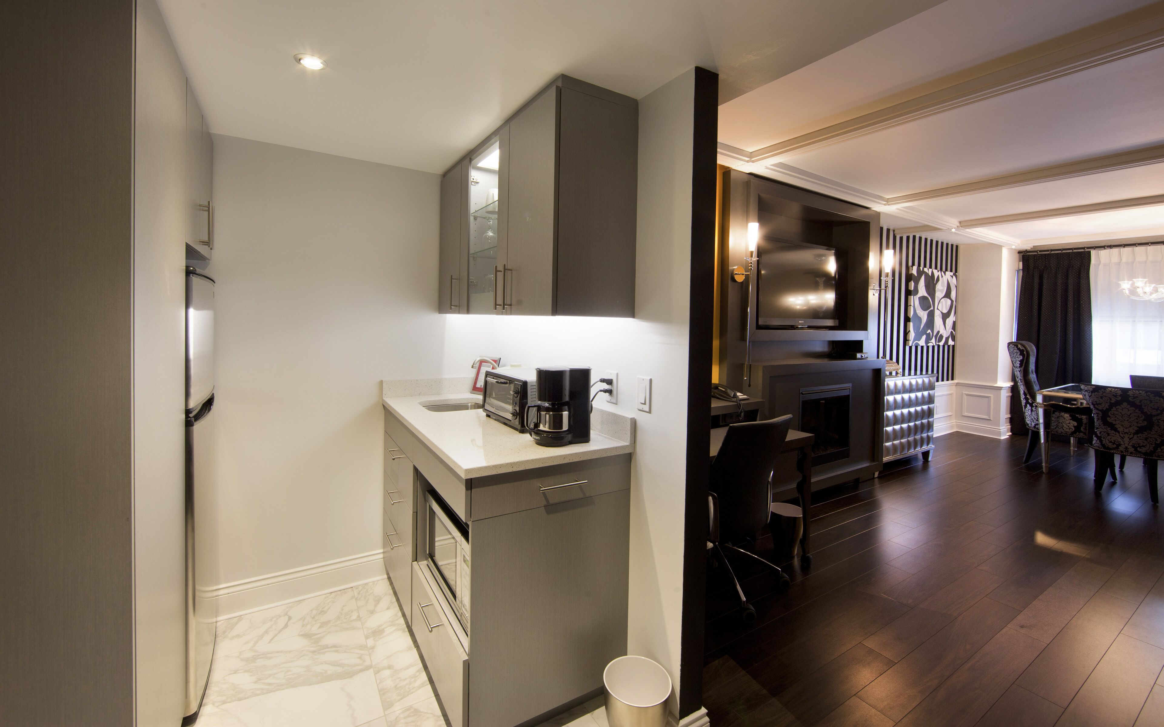 topaz premium suite, 1 king bed and 1 queen murphy bed | private kitchenette | coffee/tea maker