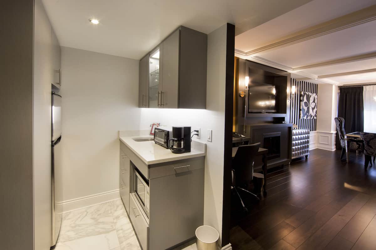 topaz premium suite, 1 king bed and 1 queen murphy bed | private kitchenette | coffee/tea maker