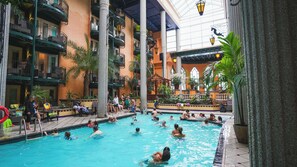 Alberca techada y camastros