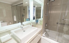 Exterior View Signature Room, 1 Queen Bed and 1 Queen Murphy Bed and Fireplace | Bathroom