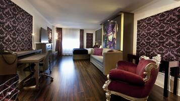 Suite, 1 soverom | Safe på rommet, skrivebord, blendingsgardiner og strykejern/-brett