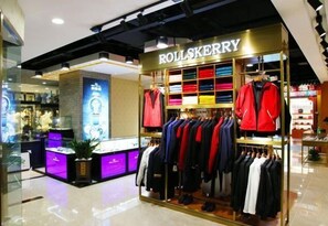 Un magasin RollsKerry où sont exposés divers articles de vêtements.