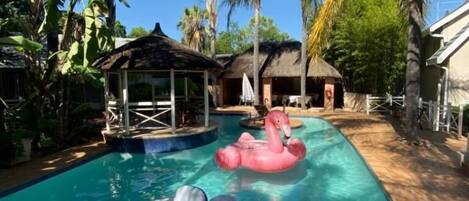 Kolam renang outdoor, dengan kursi berjemur