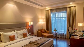 Minibar, in-room safe