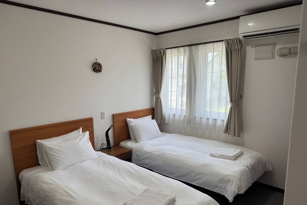 In-room safe, desk, WiFi (free), bed sheets
