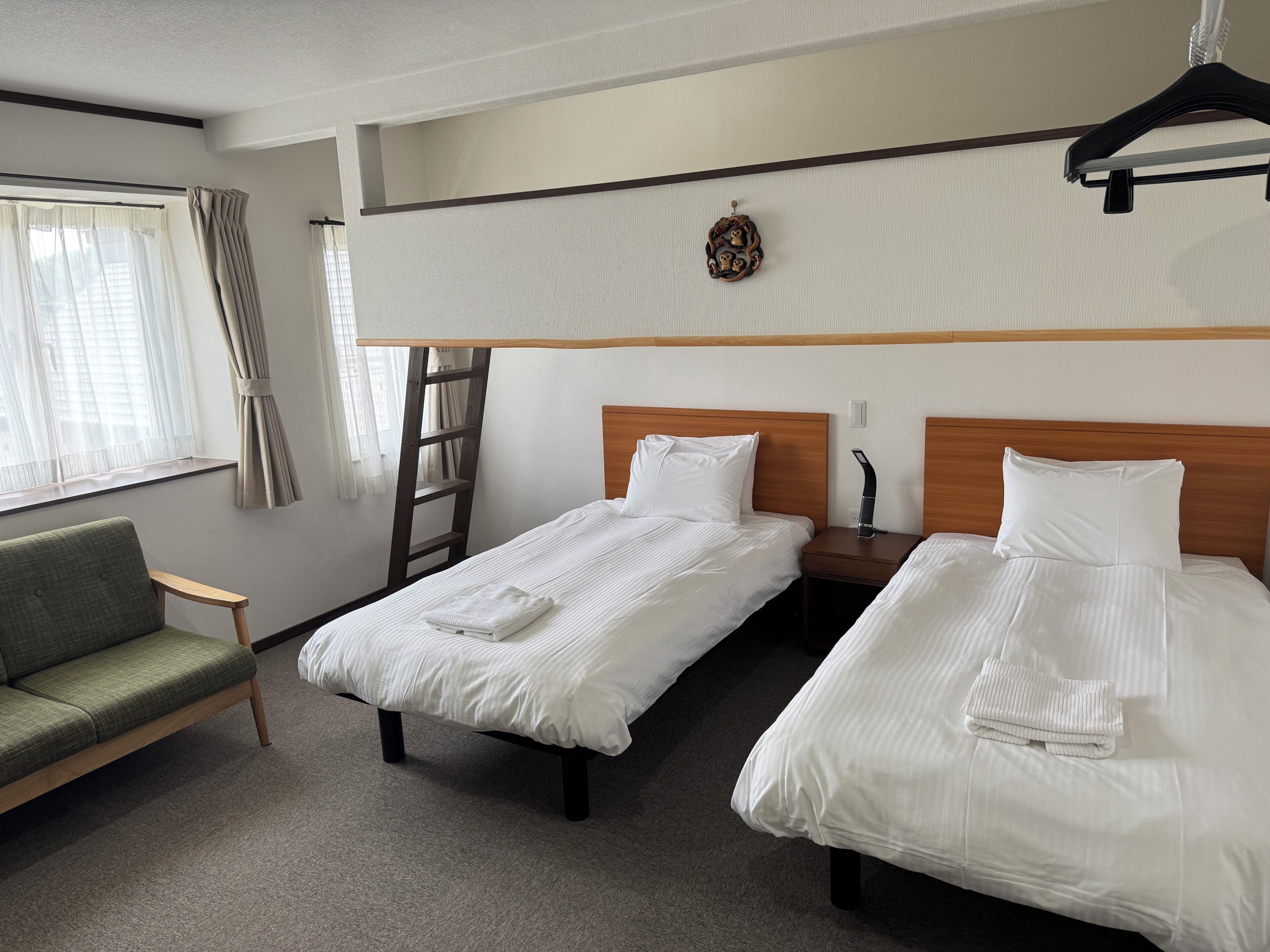 Quarto triplo básico, para não fumantes, geladeira (2Single Bed&1Futon/1King Bed&1Futon ) | Cofres nos quartos, escrivaninha, Wi-Fi de cortesia, roupa de cama