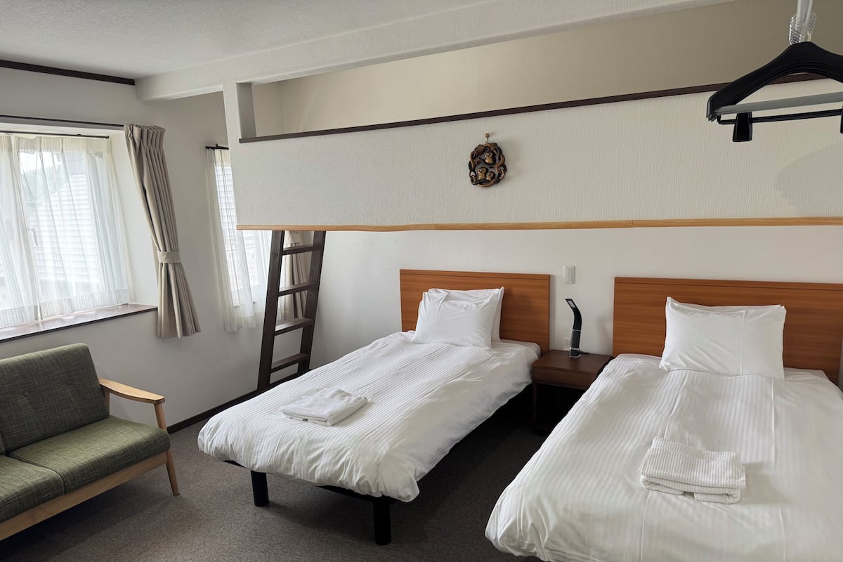 Quarto triplo básico, para não fumantes, geladeira (2Single Bed&1Futon/1King Bed&1Futon ) | Cofres nos quartos, escrivaninha, Wi-Fi de cortesia, roupa de cama