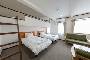 ベーシック トリプルルーム 禁煙 冷蔵庫 (シングルベッド2台・布団1組もしくはキングベッド1台・布団1組 ) | セーフティボックス (室内)、デスク、WiFi (無料)、ベッドシーツ