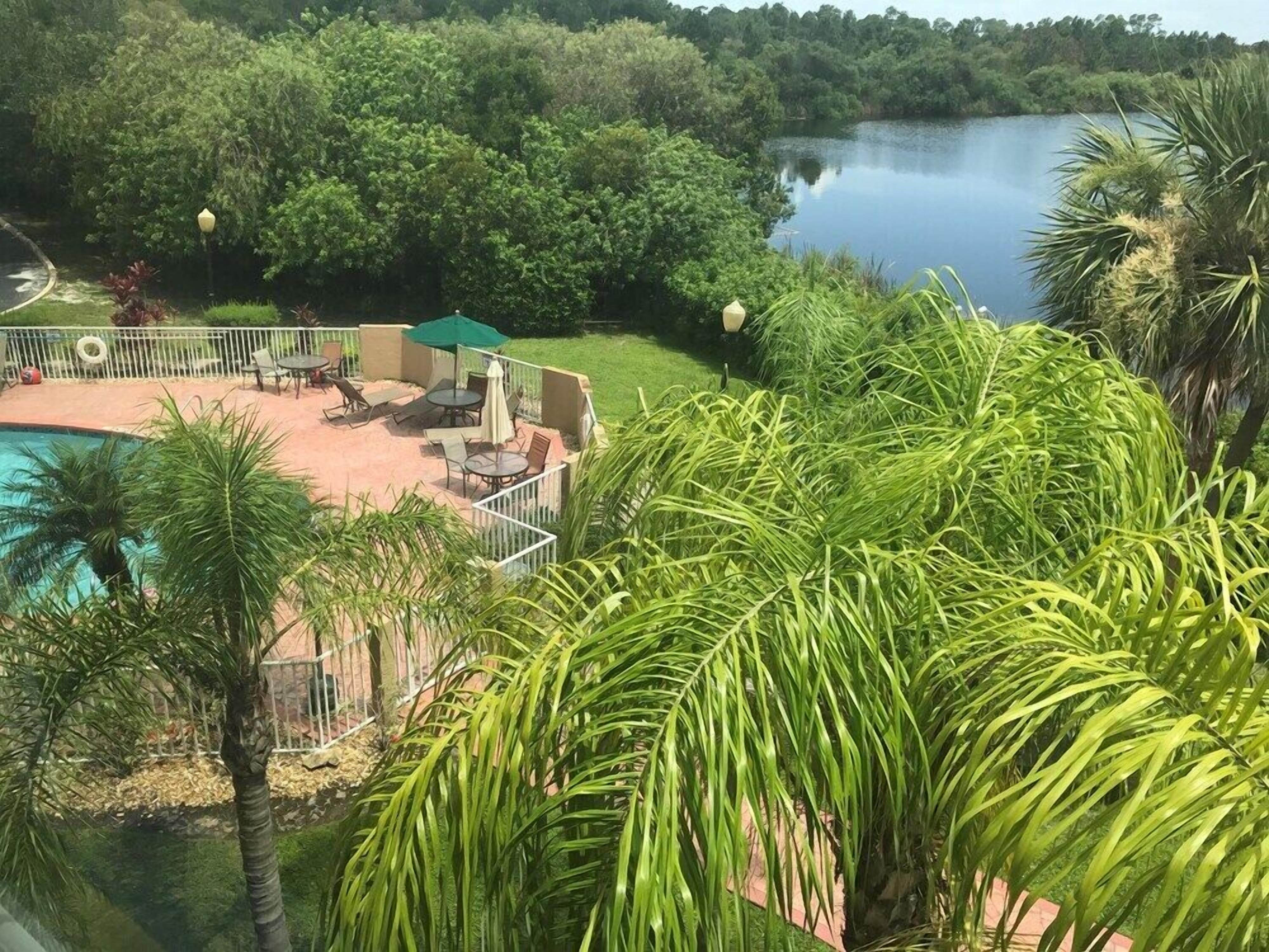 Hồ bơi ngoài trời 