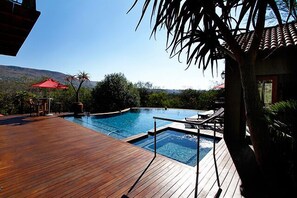 Piscina externa, espreguiçadeiras