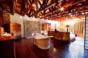 Executive suite | Badkamer | Een aparte badkuip en douche, een diep bad, gratis toiletartikelen