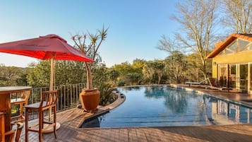 Utendørsbasseng og solsenger