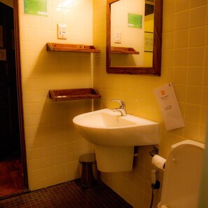 Bathroom - Windsor Hotel (Nuwara Eliya)