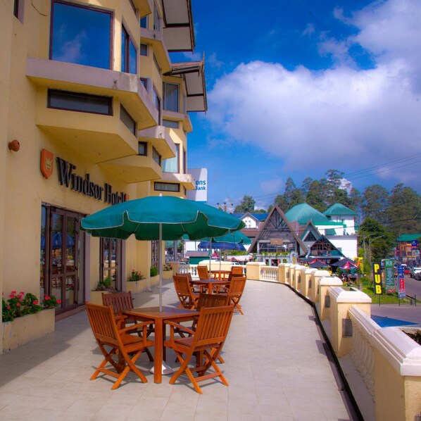 Outdoor dining - Windsor Hotel (Nuwara Eliya)