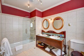 The Craigard Room | Bathroom | Towels - Fletcher Lodge (Dunedin)