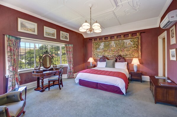 Chambre Standard | Literie de qualité, couette en duvet, coffre-fort, décor unique