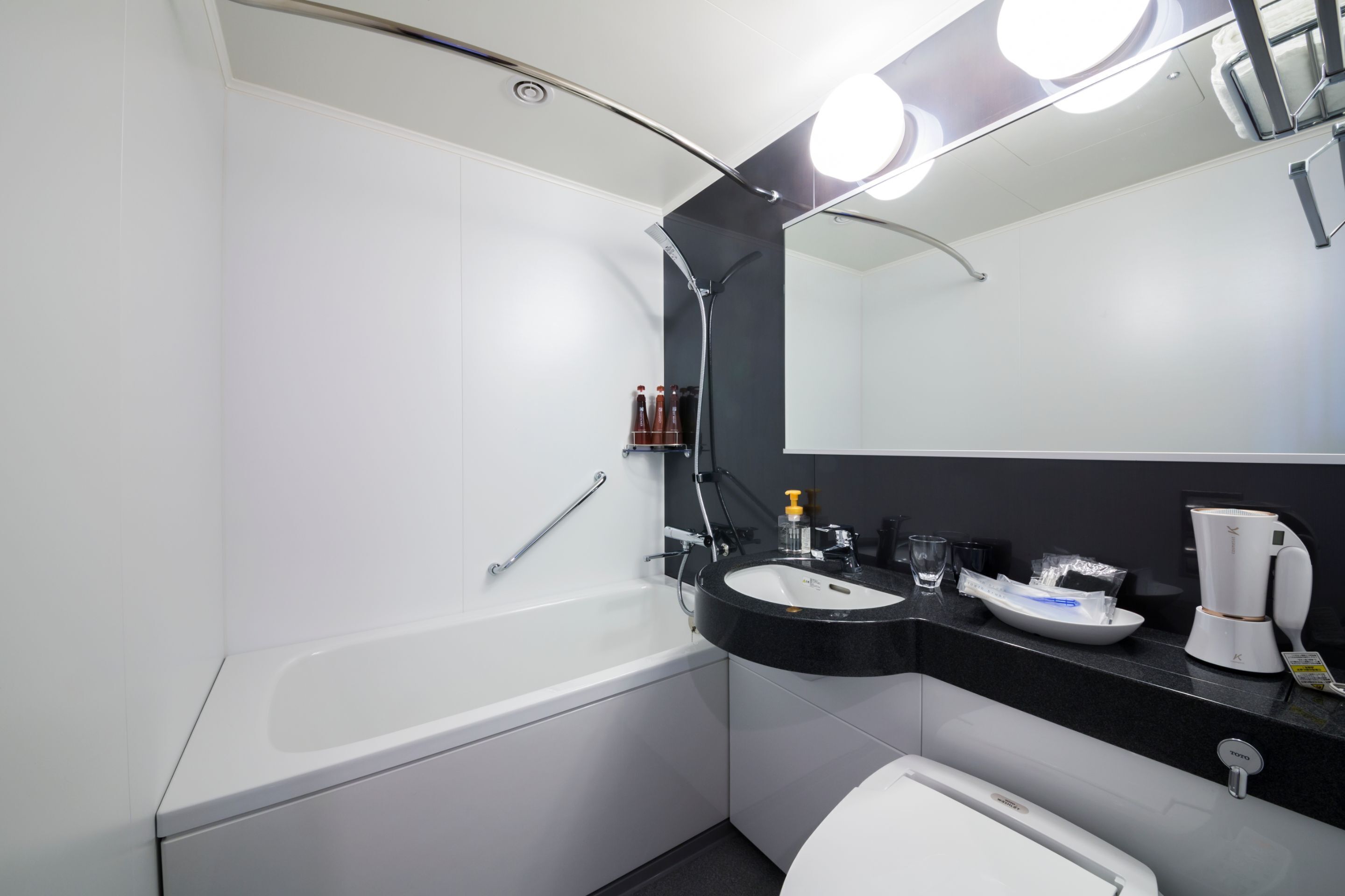 Kombination af bruser/badekar, dybe badekar, hårtørrer, hjemmesko