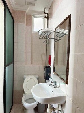 Bathroom - Amrise Hotel (SINGAPORE)