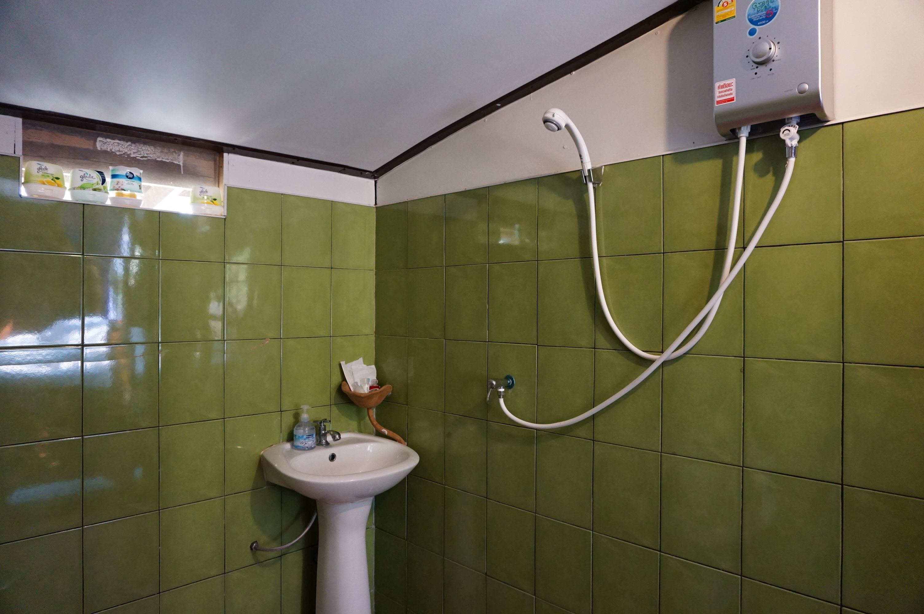 Ducha, artículos de tocador gratuitos, secador de pelo, pantuflas