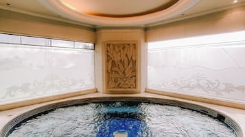 Un sauna, una bañera de hidromasaje, tratamientos corporales