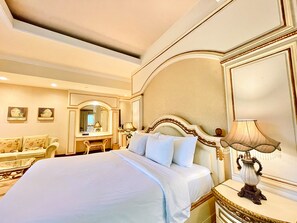خزنة داخل الغرفة ومكتب ومساحة عمل للكمبيوتر المحمول وستائر تعتيم