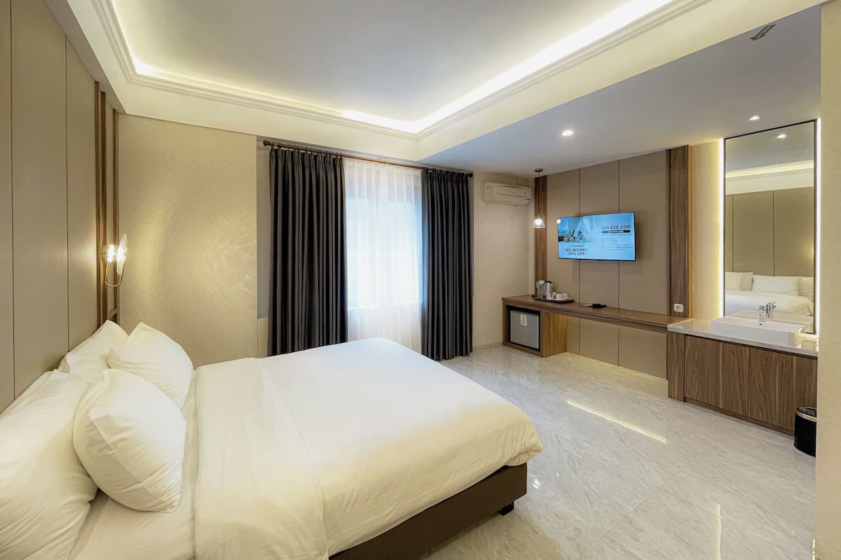 ห้องแกรนด์ | ตู้นิรภัยในห้องพัก, โต๊ะทำงาน, พื้นที่ทำงานแบบใช้แล็ปท็อป, ผ้าม่านกันแสง