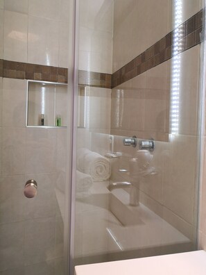 Appartement Ville, cuisine | Salle de bain | Douche, articles de toilette gratuits, sĂšche-cheveux