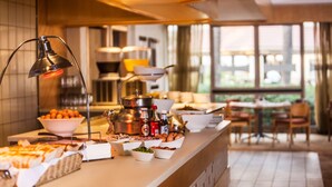 Una mesa de buffet con diversos alimentos y acompañamientos.