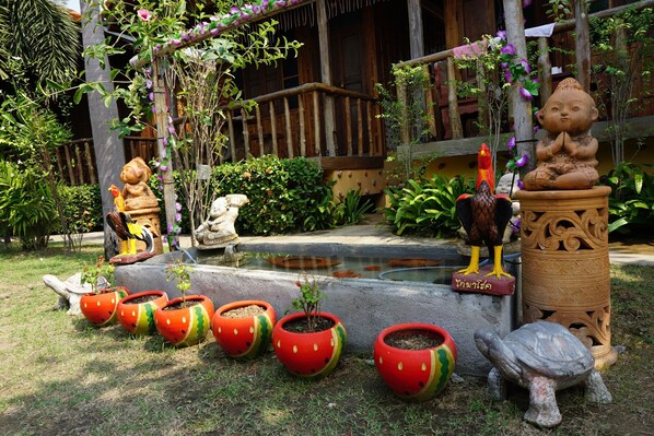 Property grounds - J&J Guesthouse (Sukhothai)