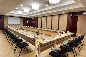 A conference room with a long table, chairs, a projector screen, and a whiteboard. - Hongqiao Yunfeng Hotel (Shanghai)
