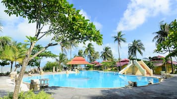 Hồ bơi ngoài trời