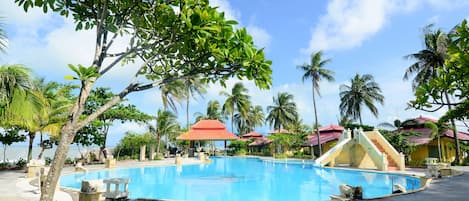 Una piscina al aire libre