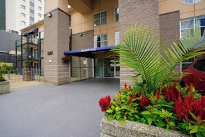 Vista frontal de la propiedad