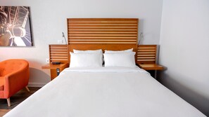 In-room safe, desk, blackout curtains, iron/ironing board - Hôtel Lindbergh par JARO (Québec City)